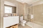 Baño beige y blanco Bext Hospitalet | Bext Space