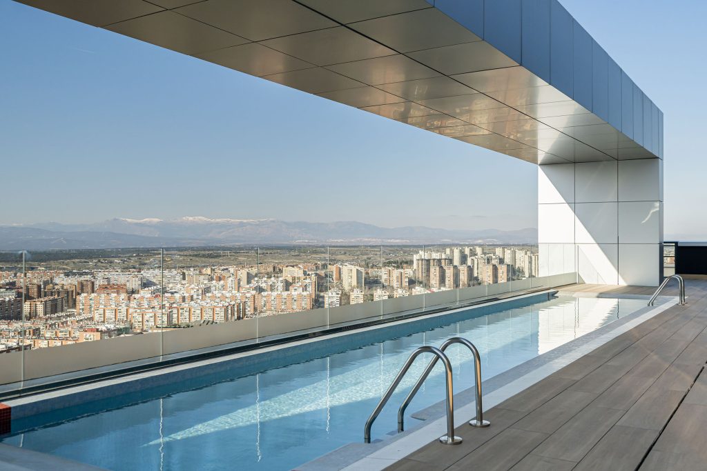 Psicina infinity pool bext skyline