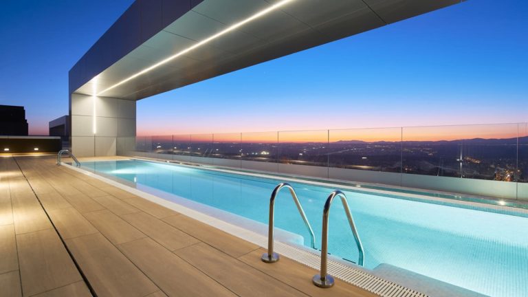 descubre las piscinas bext space | piscinas de las promociones | piscina en terraza iluminada