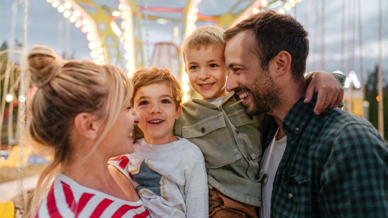 planes en familia desde Bext Valdebebas | familia con niños sonriente