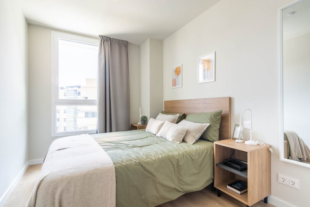 dormitorio ejemplo en tonos agradables, mesillas y amueblado de bext valdebebas