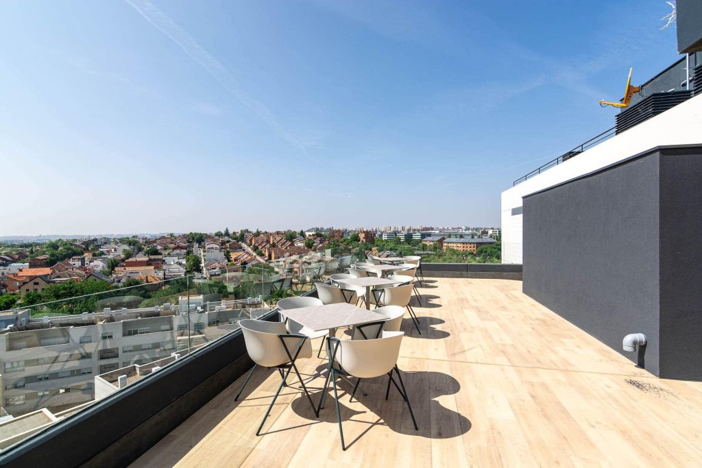 Solarium y tardes de vacaciones hasta las tantas en Bext Valdebebas| apartamentos en madrid para vacaciones