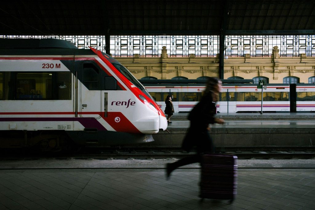 conexion de trasporte con valdebebas | imagen de tren de renfe | Bext Valdebebas.