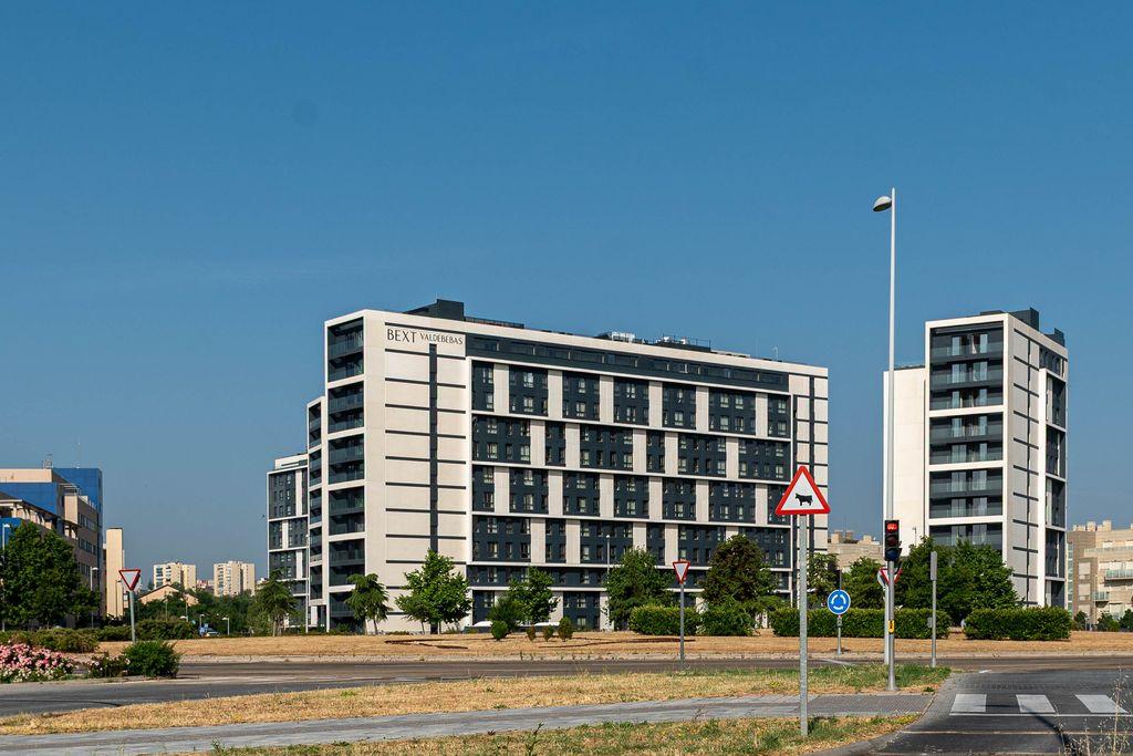 Foto exteriores Bext Valdebebas con carreteras y ubicación. | apartahotel bext valdebebas