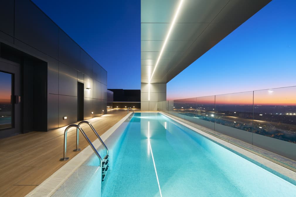 Piscina de Bext Skyline en la azotea del edificio. Infinity pool iluminada.