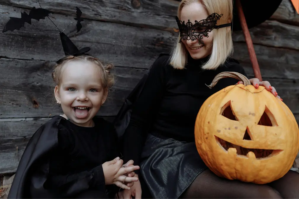 Mujer y niña con calabaza de halloween y disfrazadas | Como celebrar Halloween en Barcelona y L'hospitalet de LLobregat