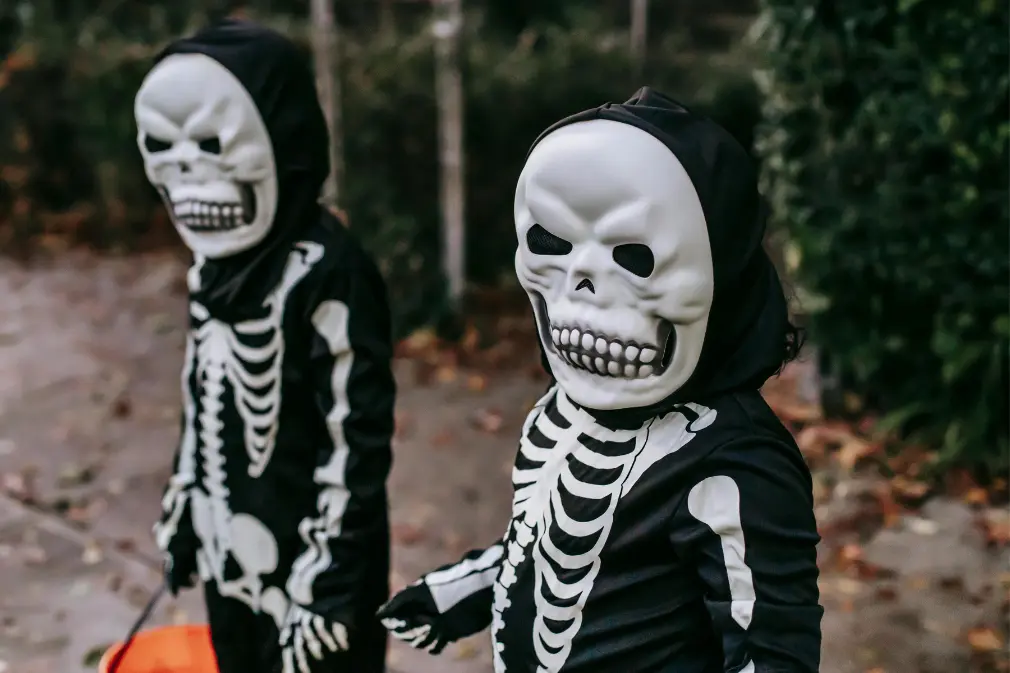 Cómo celebrar halloween en Barcelona | Dos niños disfrazados con disfraz de esqueleto