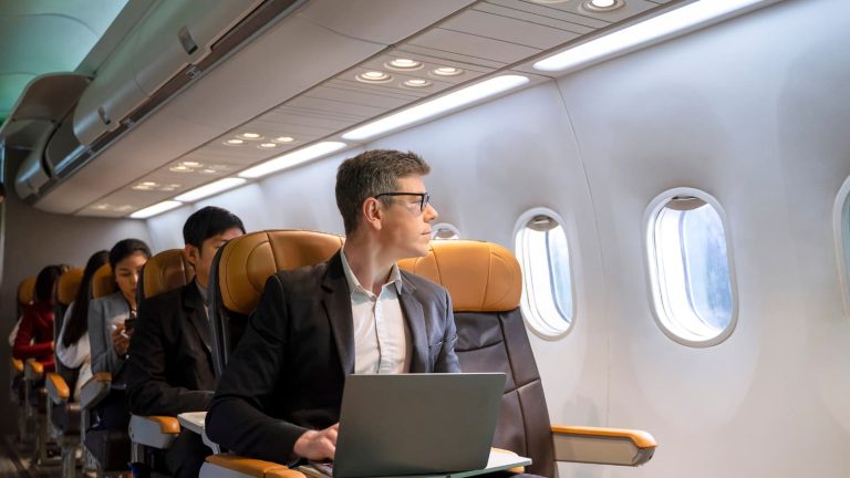 Hombre viajando en avión | donde alojarse en madrid si tienes escala